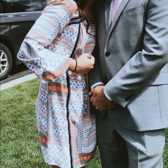 Super pretty and light summer dress! Size Medium fits like a Small. Bell sleeves - Picture 6 of 6